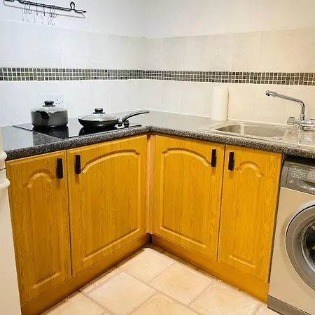 Lovely 1-bedroom In Near Subway דירה *
