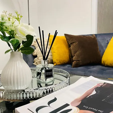 Lovely 1-bedroom In Near Subway דירה גלאזגו