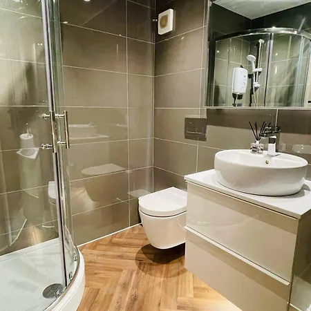 Lovely 1-bedroom In Near Subway דירה *