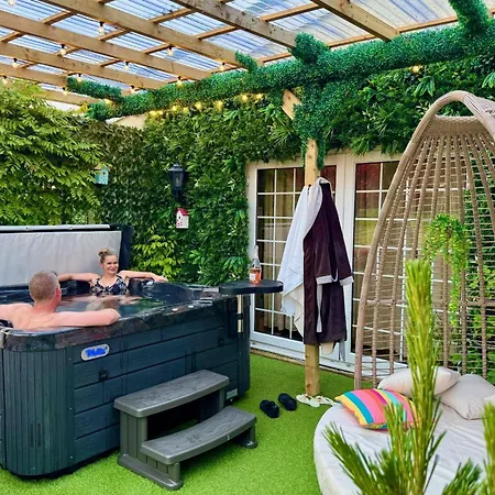 Finn Village - Loch Lomond - The Jungle With A Private Hot Tub Gasthof