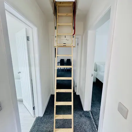 Modern 2 Bedroom With Extra Loft Bedroom