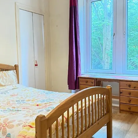 Apartment One Bedroom Flat Close To Centre And Amenities *