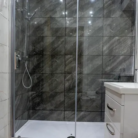 3 Bdr Flat By Caledonia Luxe Short Lets & Serviced *