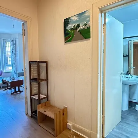 One Bedroom Flat Close To Centre And Amenities 公寓 *