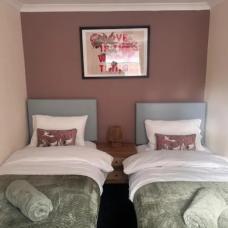 3br Flat Sleeps 6 West End Sights Driveway