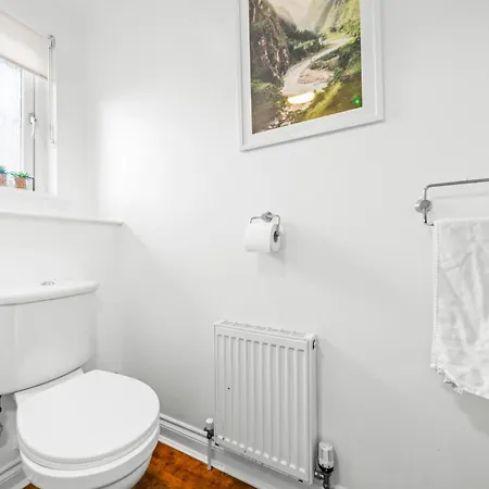 בית נופש Modern 5 Bedroom Townhouse With Free Parking