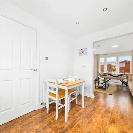 Modern 5 Bedroom Townhouse With Free Parking בית נופש