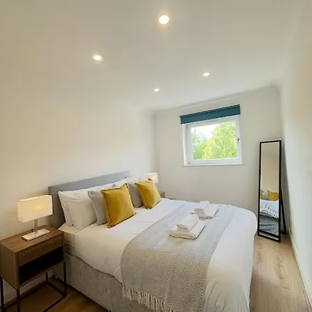 公寓 Spacious 2 Bed Near Airport *