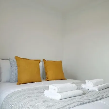 Spacious 2 Bed Near Airport