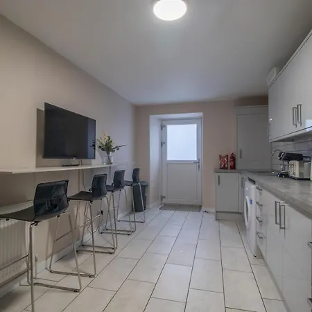 Gem Main Door Parking - Pass The Keys Appartement