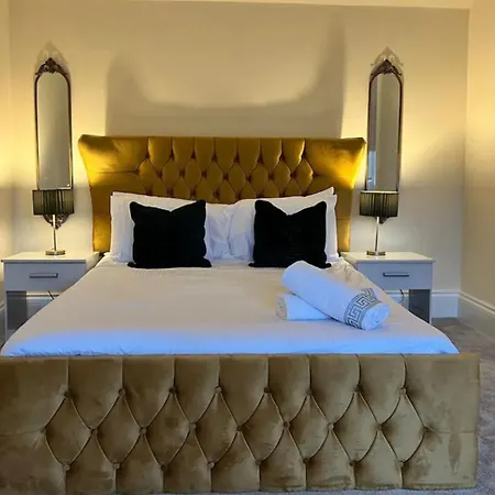 3 Bed - Sleeps 7 - Free Parking - Location Ferienhaus