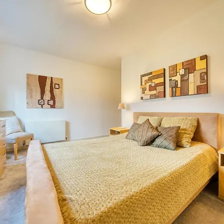 Lovely 2 Bed Water Front