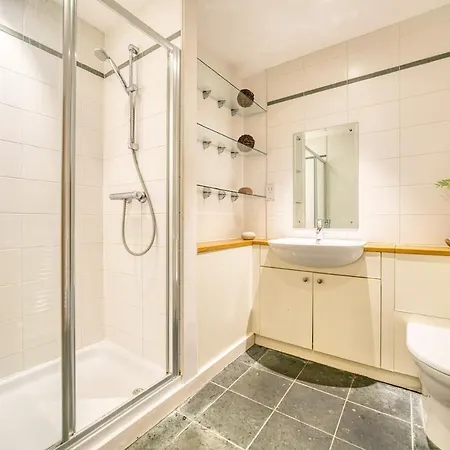 Lovely 2 Bed Water Front * Glasgow