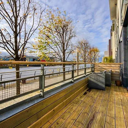 Lovely 2 Bed Water Front Apartment *