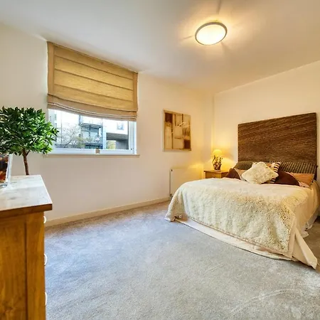 Lovely 2 Bed Water Front Apartment Glasgow