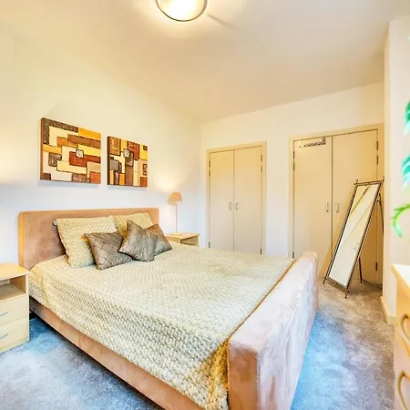 Lovely 2 Bed Water Front *