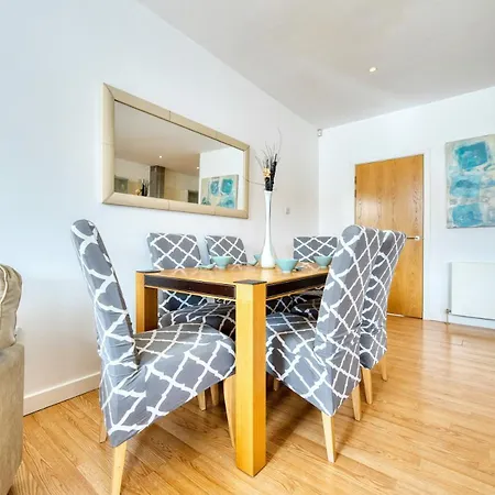 Lovely 2 Bed Water Front *