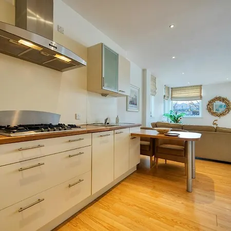 Lovely 2 Bed Water Front * Glasgow