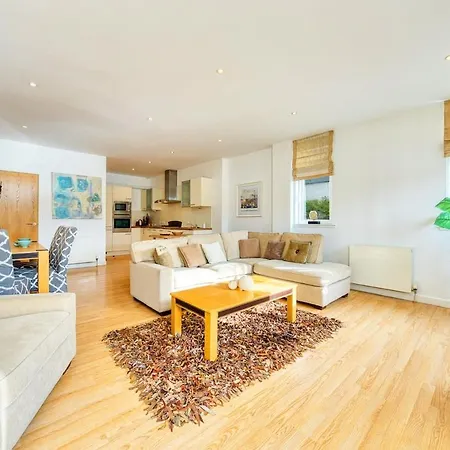 Lovely 2 Bed Water Front Glasgow