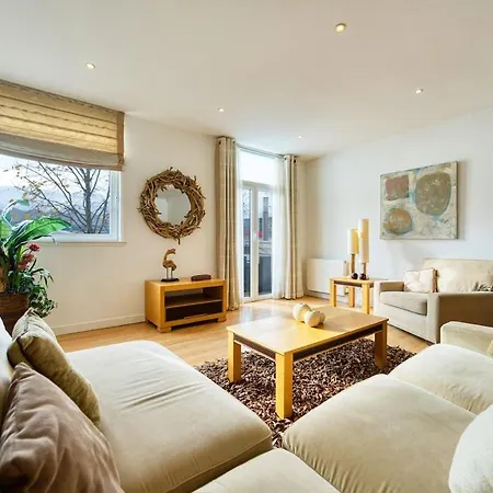 Lovely 2 Bed Water Front Apartment