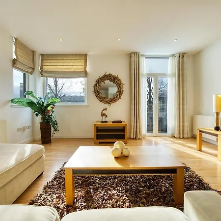 Lovely 2 Bed Water Front Glasgow