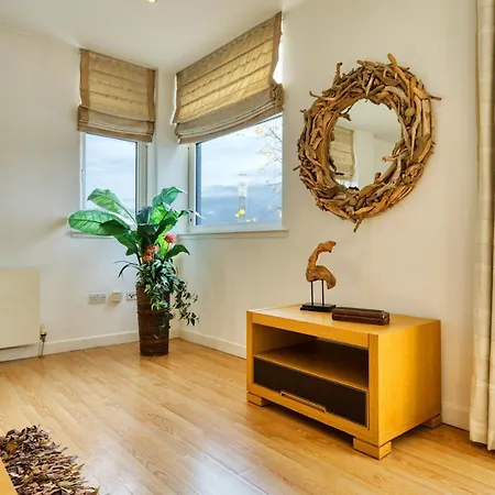 Lovely 2 Bed Water Front Apartment *