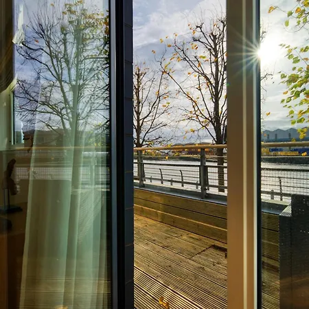 Lovely 2 Bed Water Front Apartment *