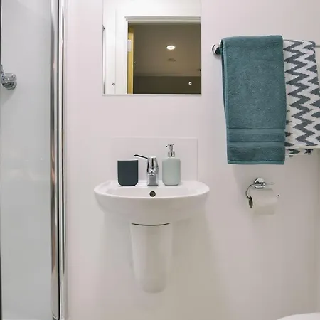 For Students Only - Bath Street In Apartment *