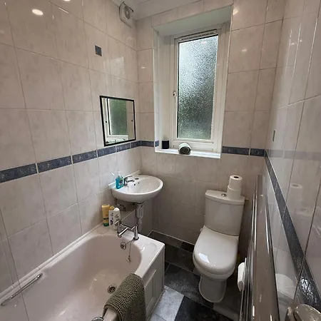 Group 3br Close To Hydro And Secc With Parking *