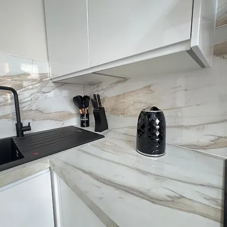 3br Modernised Sleeps 8, Walking Distance To West End, Free Parking * גלאזגו