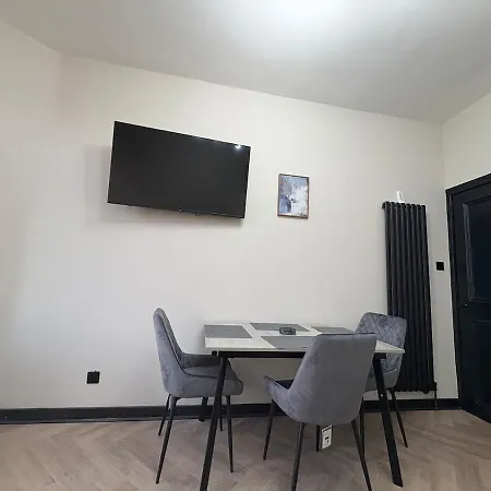 3br Modernised Sleeps 8, Walking Distance To West End, Free Parking דירה