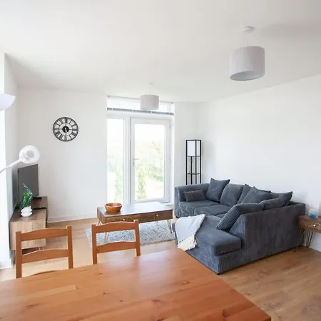 Stylish Newly Decorated 2 Bed *