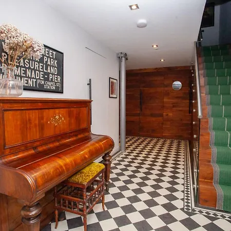 Unique House In Park District *