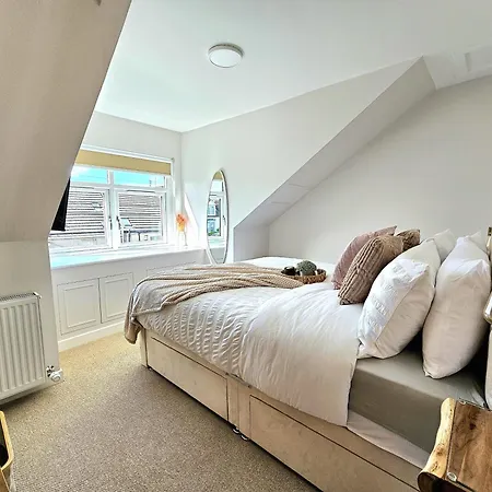 Newly Renovated Gem - Free Parking & Modern Comfort *