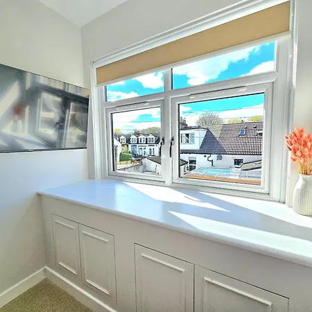 Newly Renovated Gem - Free Parking & Modern Comfort Glasgow