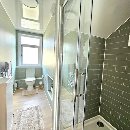 Newly Renovated Gem - Free Parking & Modern Comfort * Glasgow