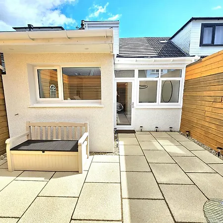 Newly Renovated Gem - Free Parking & Modern Comfort Glasgow