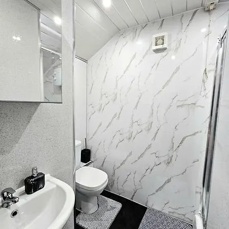 Spacious Haven With Free Parking *