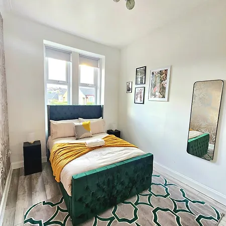 Spacious Haven With Free Parking Vakantiehuis