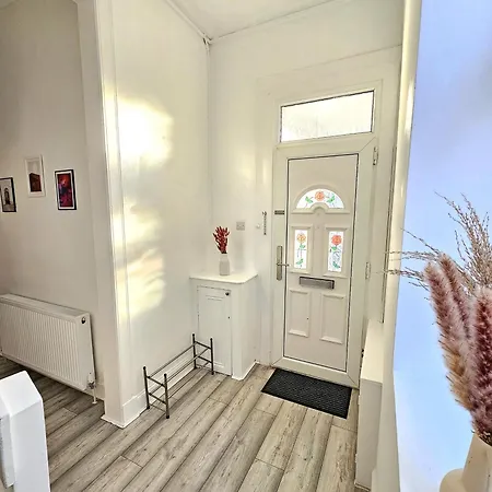 Spacious Haven With Free Parking