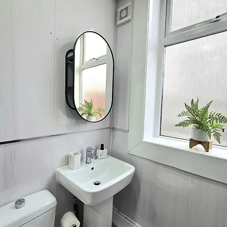 Spacious Haven With Free Parking Vakantiehuis