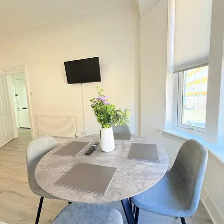2br, Sleeps 6, Green, Free Parking & Walk Dist To Centre *