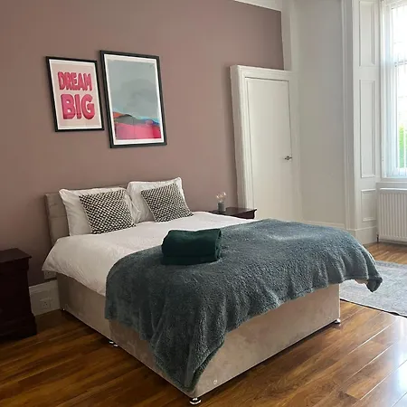 3br Near Ibrox Subway Sleeps 7 And Parking