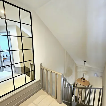 Newly Renovated Gem - Free Parking & Modern Comfort Casa de Férias *