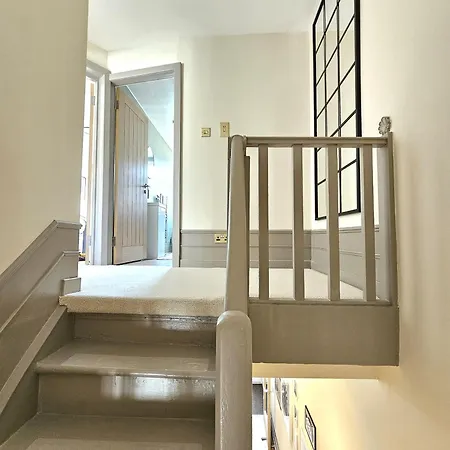 Dom wakacyjny Newly Renovated Gem - Free Parking & Modern Comfort