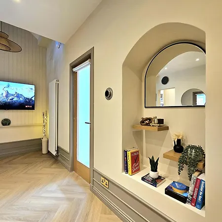 Newly Renovated Gem - Free Parking & Modern Comfort Glasgow