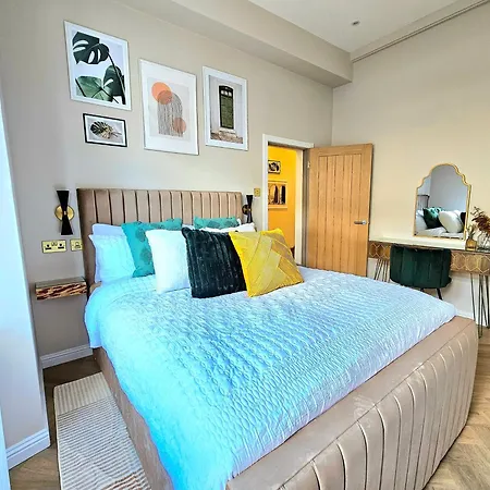 Newly Renovated Gem - Free Parking & Modern Comfort * Glasgow