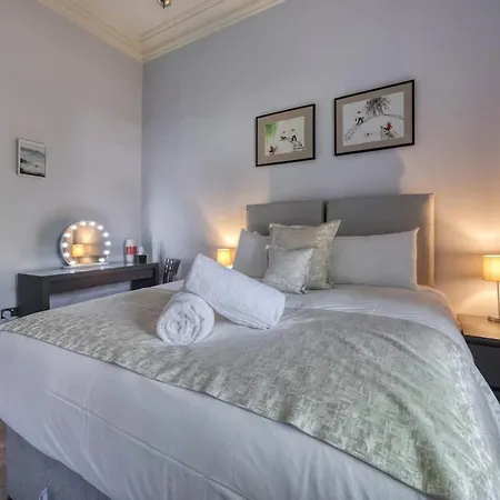 The Burnbank Experience Tatil Evi