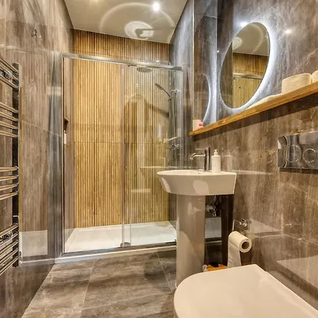 The Burnbank Experience Tatil Evi