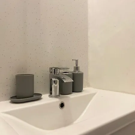 아파트 Renovated West End Flat In *